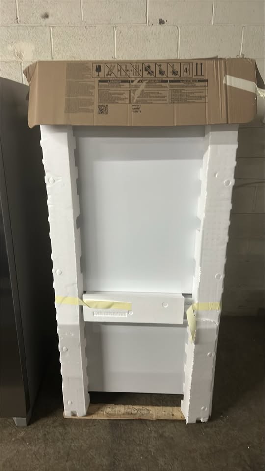 Whirlpool 30 in 19 cu ft. White Bottom Mount Refrigerator with Freezer Drawer